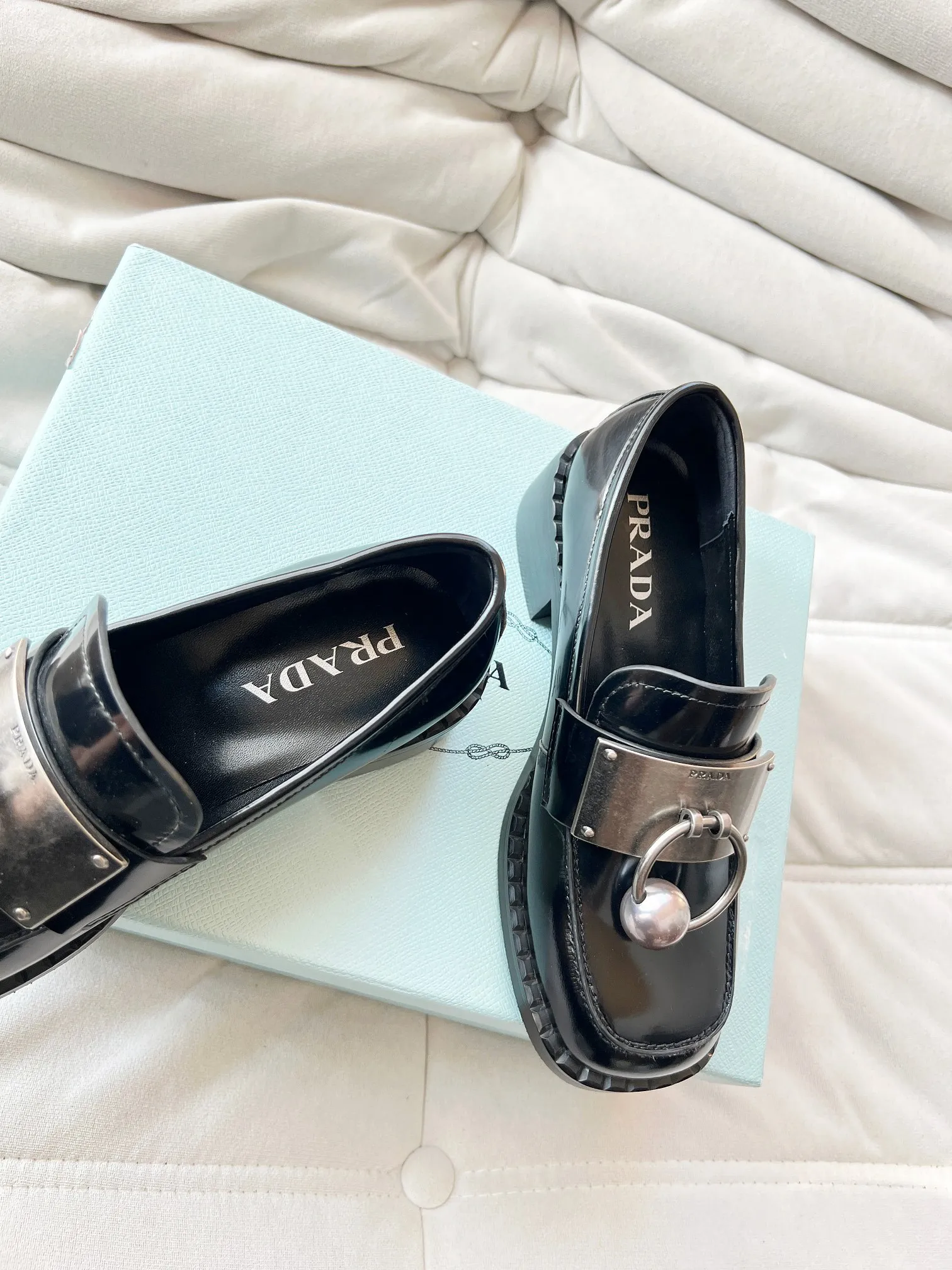 👟👟Ex-factory price 560👟👟 Prada’s new spring and summer women’s clothing｜Absolutely beautiful🥰Exception! Extra number! Anita will continue to update the latest SS25 catwalk pre-sale models, with novel logos as soul mates. Full of fun ~ Adhering to the trend-setting vane, you must believe in Prada's ability to capture fashion. 35-42 yards
